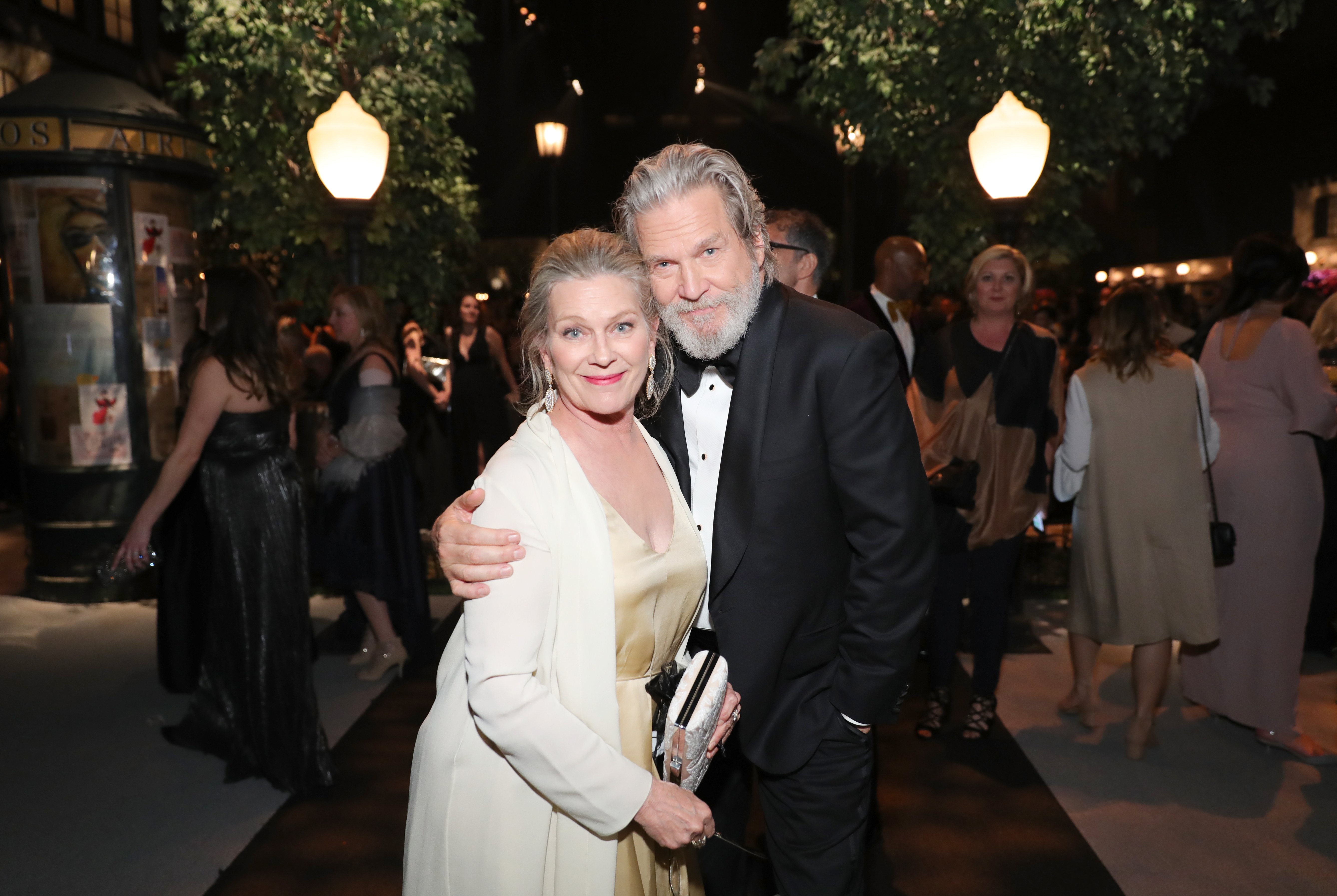 Susan Geston und Jeff Bridges nehmen an der jährlichen Gala der Screen Actors Guild Awards von People And EIF im Shrine Auditorium am 29. Januar 2017 in Los Angeles, Kalifornien, teil. | Quelle: Getty Images