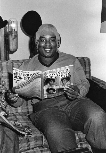  Fred 'Rerun' Berry from the TV show 'What's Happening!!' posing for a photo reading 'Right On!' Magazine circa 1978 in Los Angeles, California.| Photo:Getty Images
