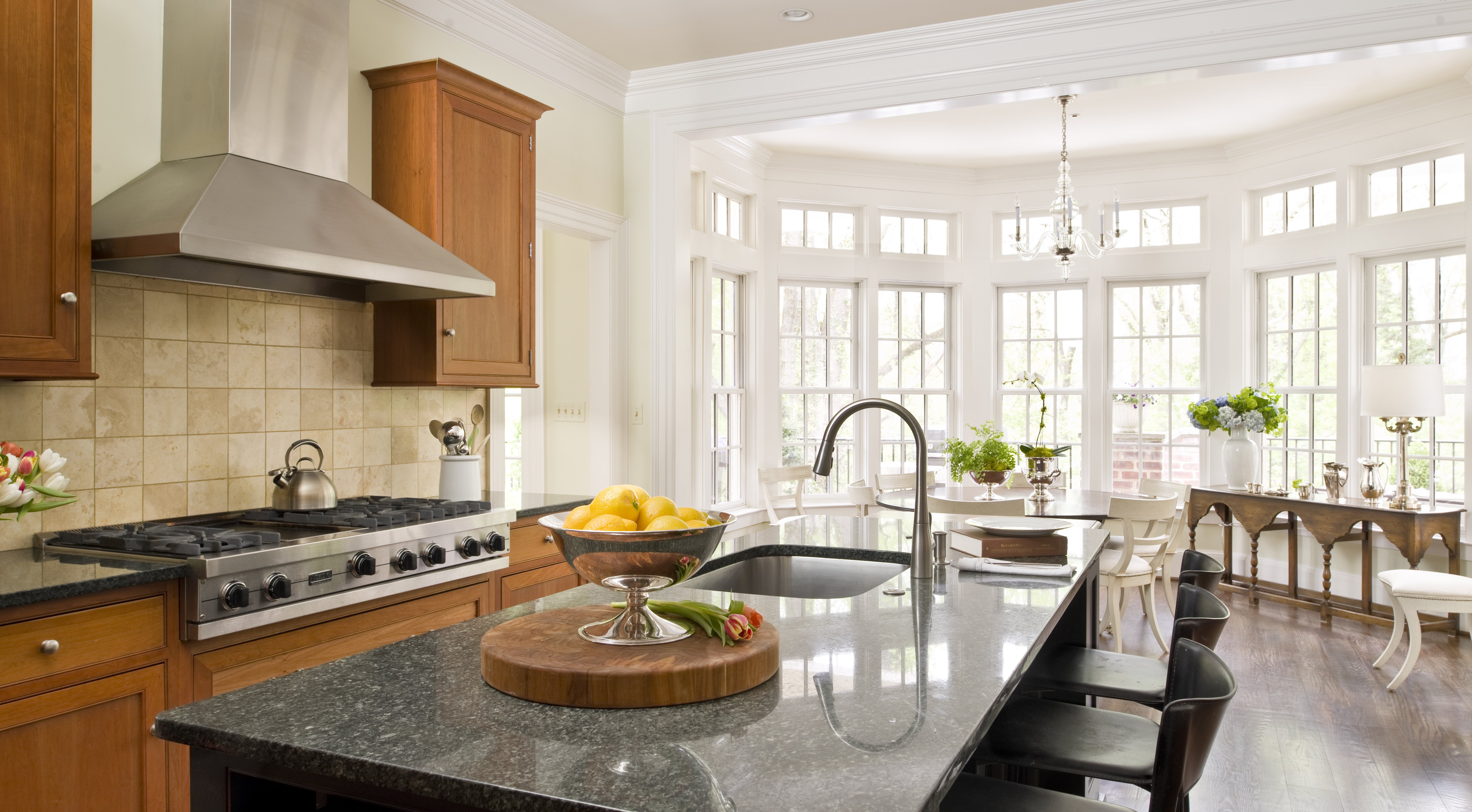 Geoff Tracy and Norah O'Donnell's open-plan kitchen with an island that features a granite countertop. | Photo: Getty Images