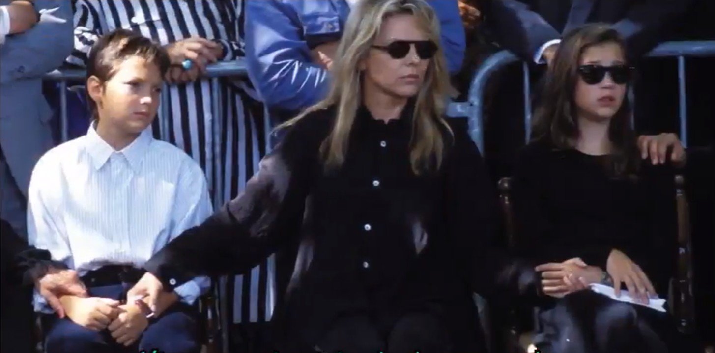 France Gall et ses enfants à l'enterrement de Michel Berger. l Source : YouTube/ Divertissement Aujourd'hui