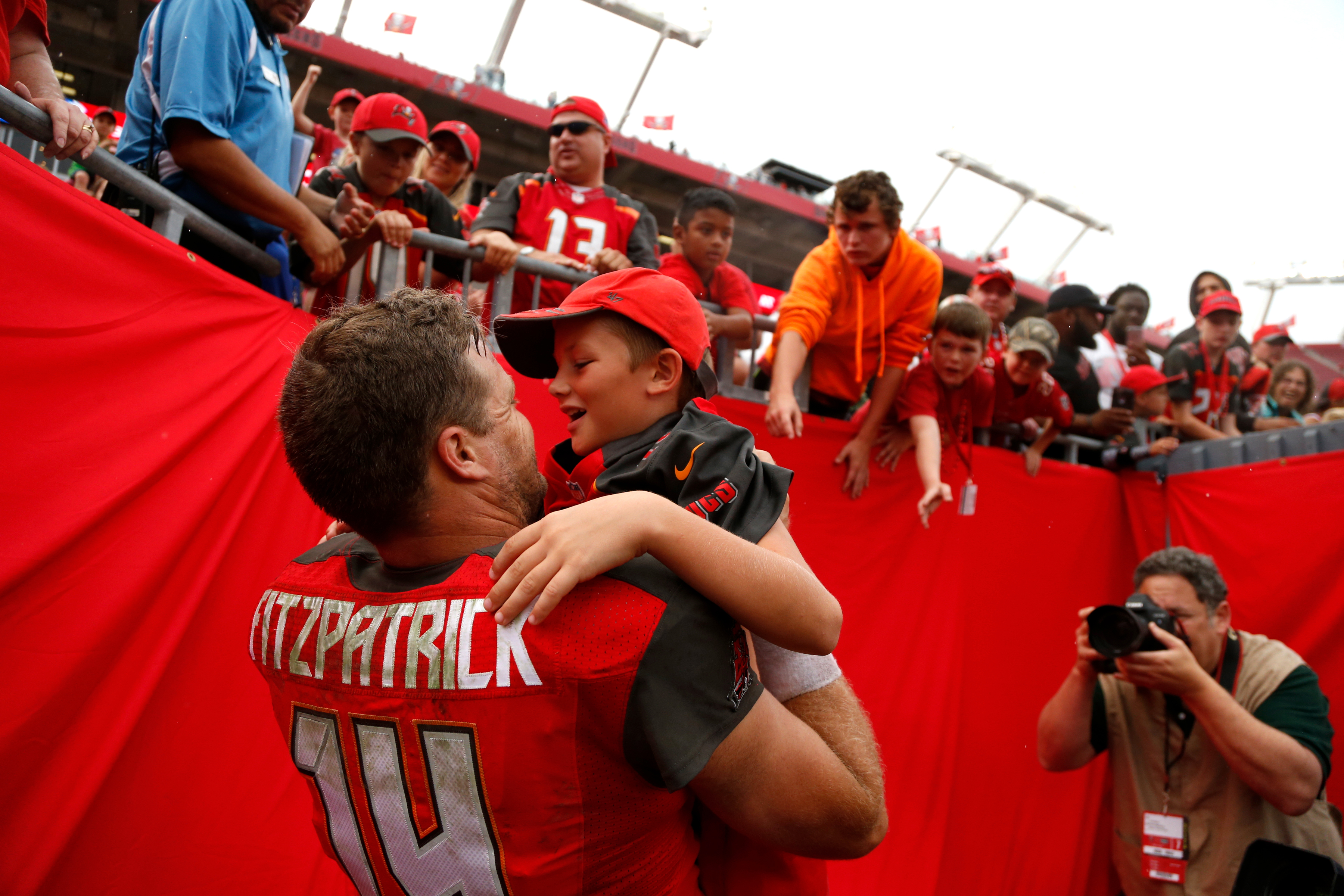 Ryan Fitzpatrick pulls one of his children out of the stands after an NFL football game on November 12, 2017, in Tampa, Florida | Source: Getty Images