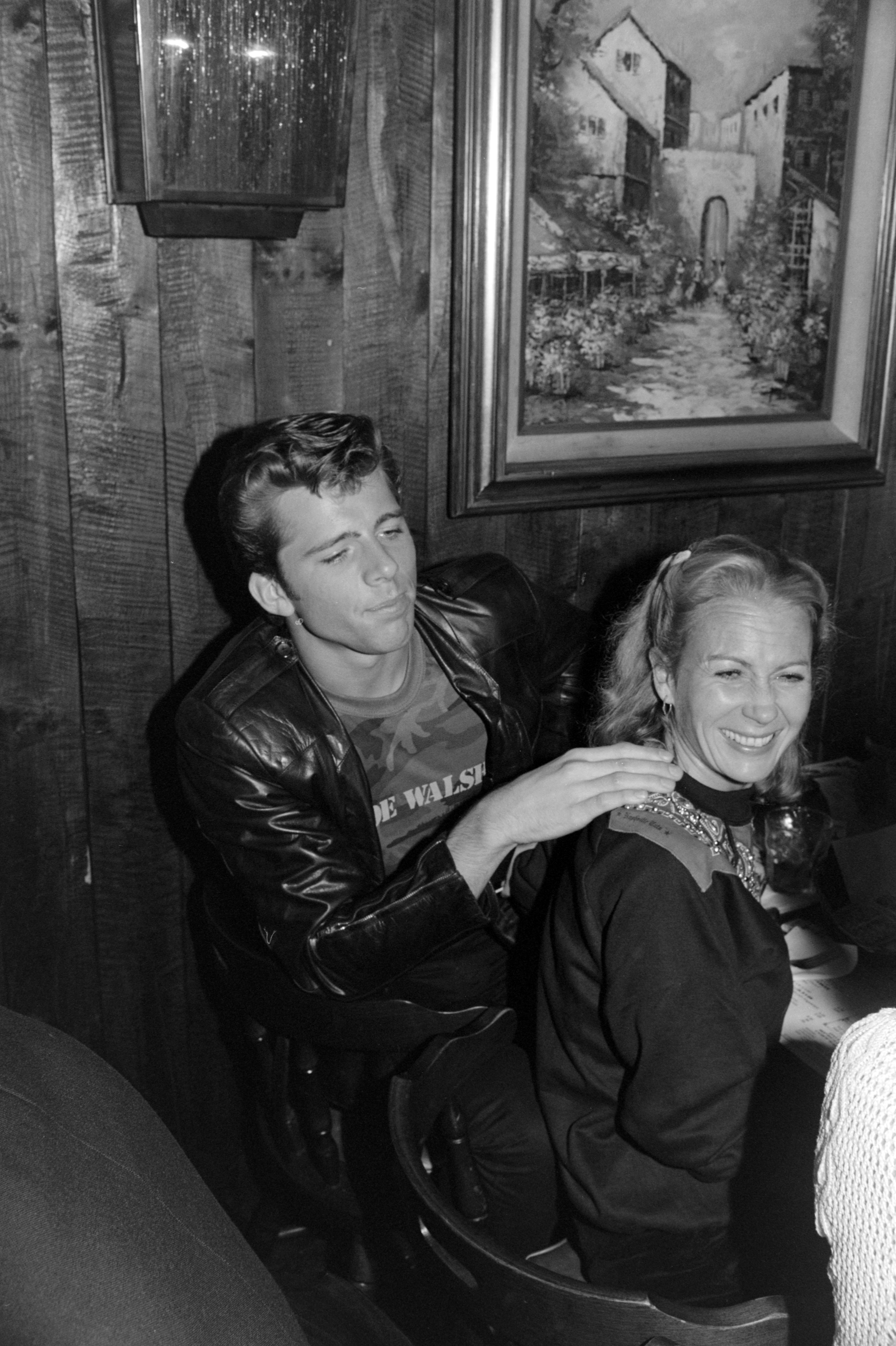 Maxwell Caulfield and Juliet Mills dine at a Tony Roma's restaurant on November 17, 1981, in Los Angeles, California. | Source: Getty Images