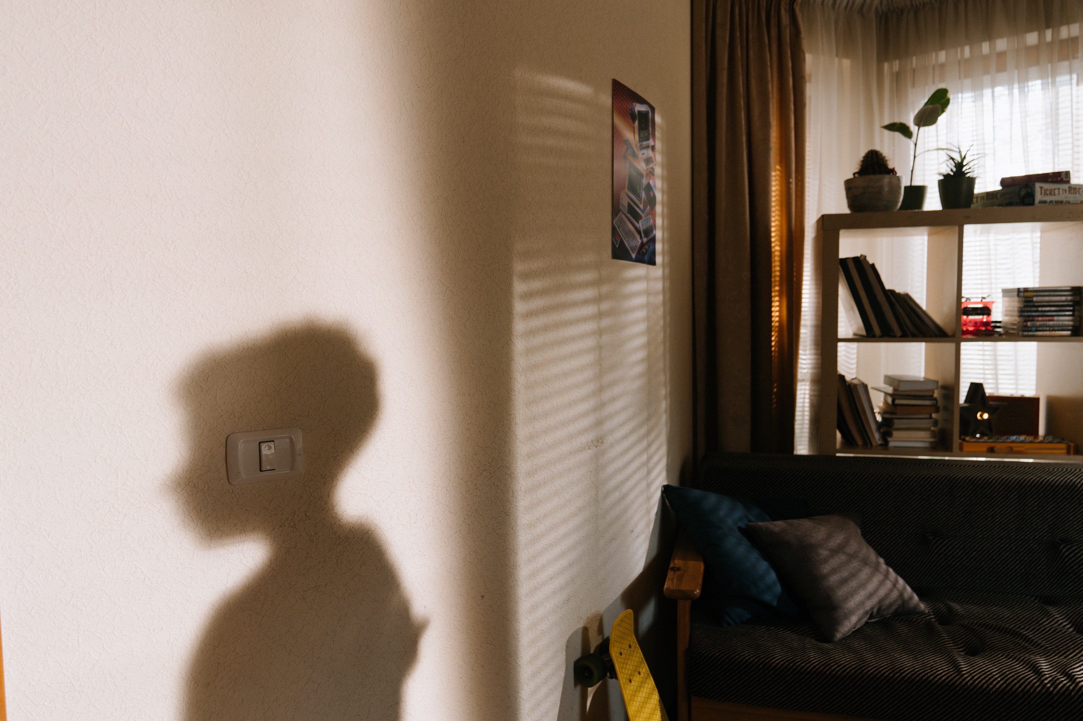 Stan snuck out of his bedroom through the window, assuming his mom had returned to her room. | Source: Pexels