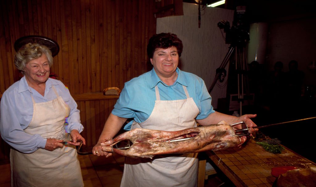 La cuisinière Maïté dans son restaurant des Landes, et son assistante Micheline Banzet pour l'émission de télévision 'La Cuisine des Mousquetaires' le 11 février 1993 à Rion-des-Landes, France. | Photo : Getty Images