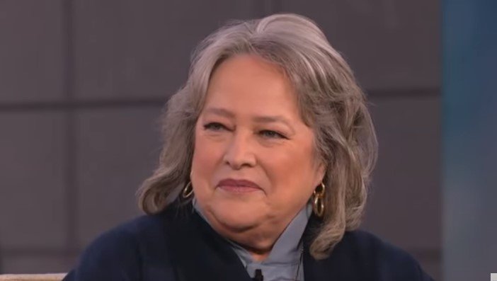 Kathy Bates Talks Grey Hair, Buzz Cuts & Keeping Herself 'Happy' with Anderson | Photo: Youtube /  Anderson