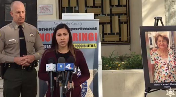 Jeannete Chavarria hija de la mujer fallecida en el accidente en la conferencia de prensa donde pidió ayuda para encontrar al responsable| Foto: Facebook/ Los Angeles County Sheriff's Department