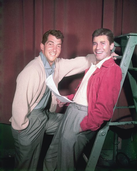 Dean Martin and Jerry Lewis smiling in a studio portrait in 1952. | Photo: Getty Images