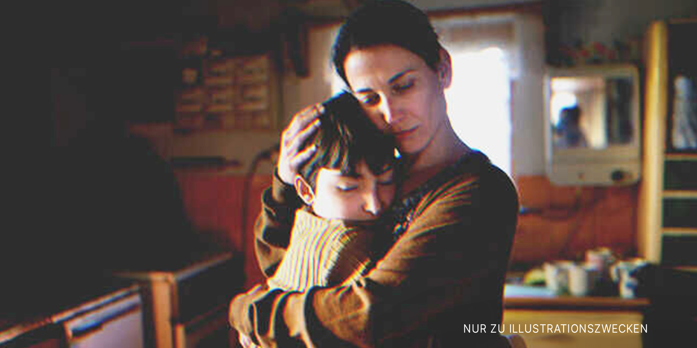 Frau umarmt kleinen Jungen | Quelle: Shutterstock