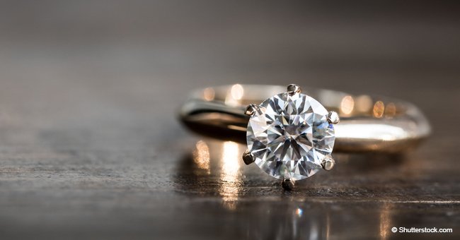 Blague : Un vieil homme a demandé à un bijoutier de lui montrer une bague spéciale pour sa petite-amie plus jeune