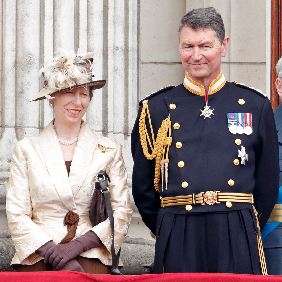 La princesa Anne y Sir Tim Laurence desde el balcón del palacio de Buckingham, el 10 de julio de 2018 en Londres, Inglaterra. | Foto: Getty Images