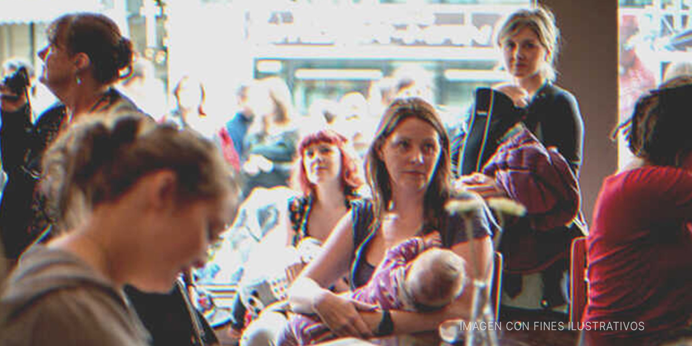 Mujer amamantando a su bebé en un café | Foto: Flickr/dailycloudt (CC BY-SA 2.0)