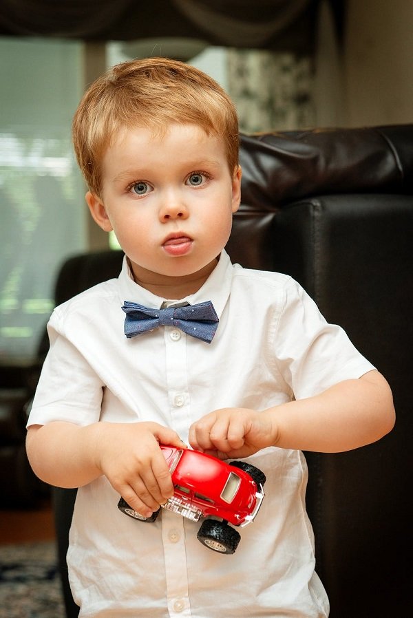 Niño pequeño que sostiene su juguete. | Foto: Pexels