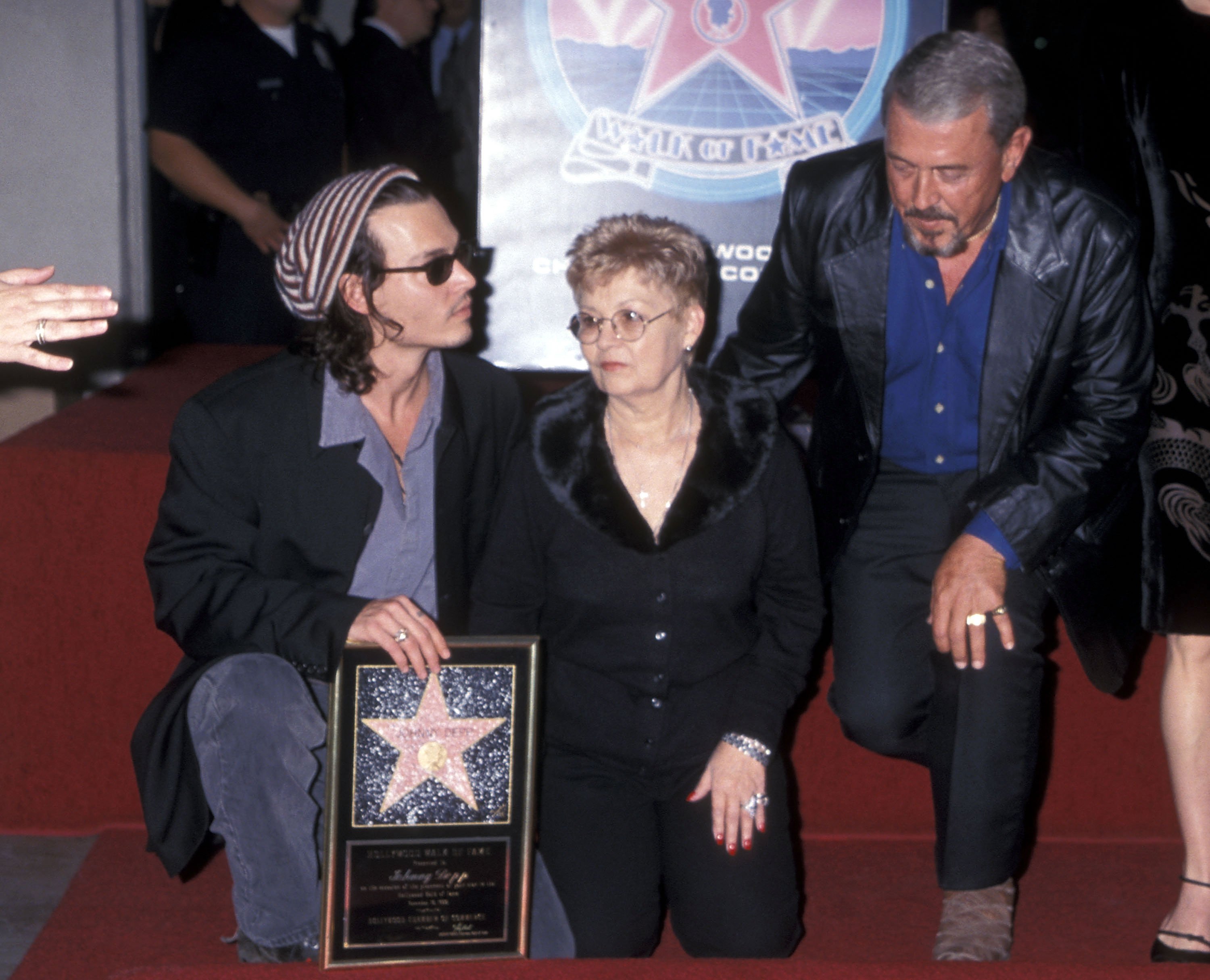 Johnny Depp, rahmetli annesi Betty Sue Palmer ve babası John Christopher Depp ile birlikte 16 Kasım 1999'da Hollywood'da Johnny Depp'i onurlandırmak için düzenlenen Hollywood Walk of Fame töreninde görüntülendi |  Kaynak: Getty Images