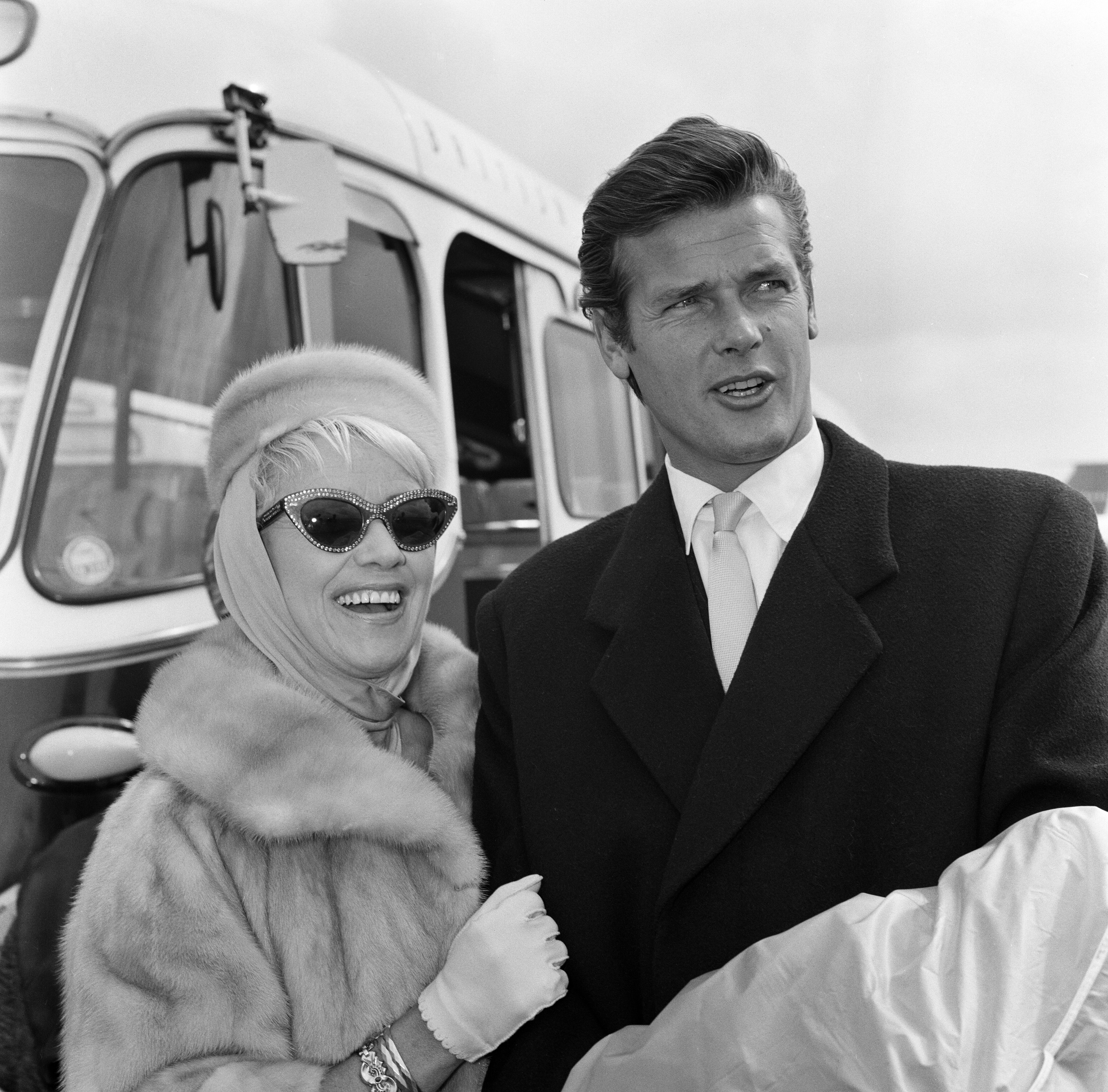 Actor Roger Moore and his wife Dorothy Squires, who flew into LAP today from New York, April 20, 1961  | Source: Getty Images