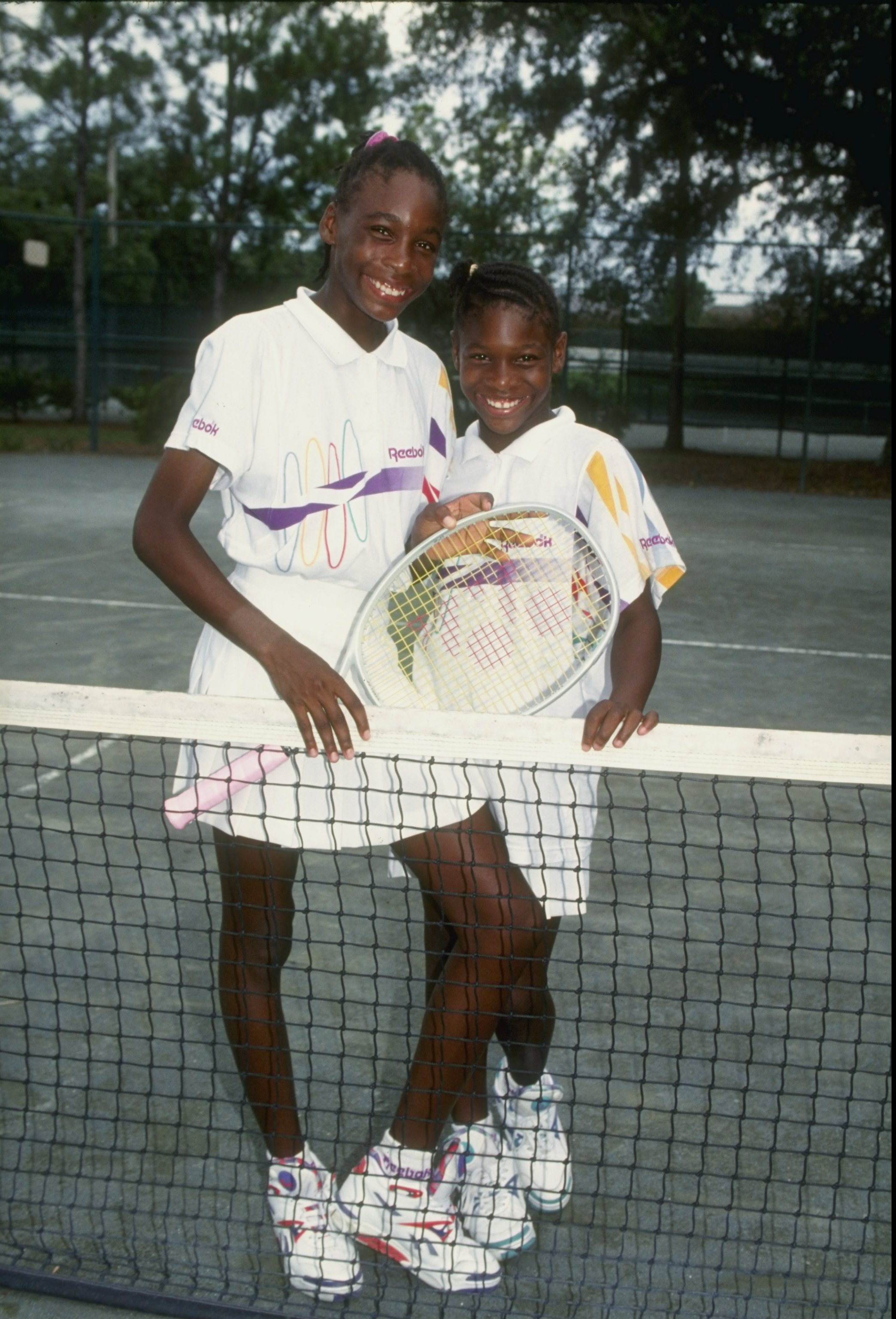 Serena Williams und ihre Schwester Venus machen 1992 eine Pause beim Tennisspielen in Florida. | Quelle: Getty Images