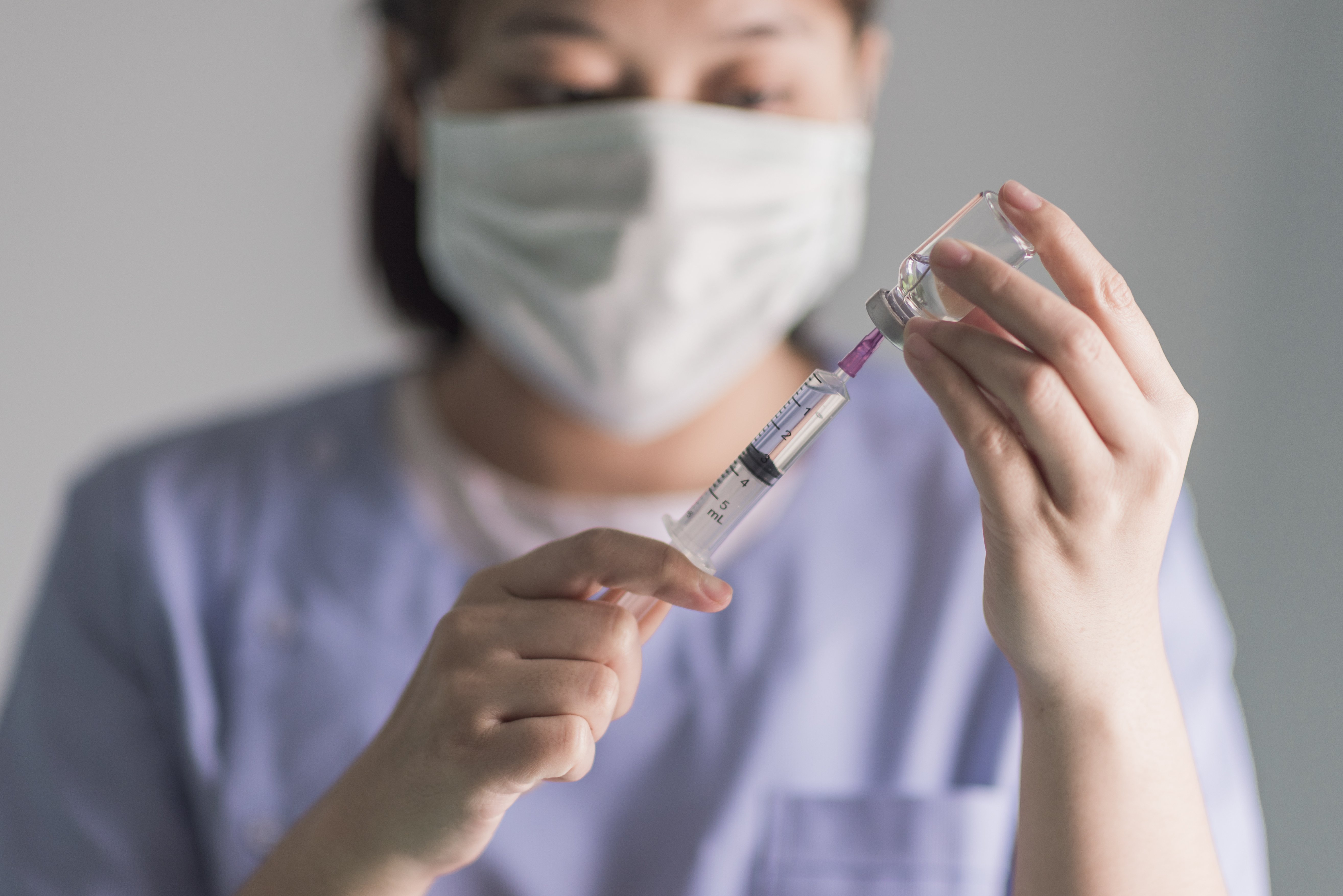 Une infirmière avec une seringue | Photo : Shutterstock Une infirmière avec une seringue | Photo : Shutterstock