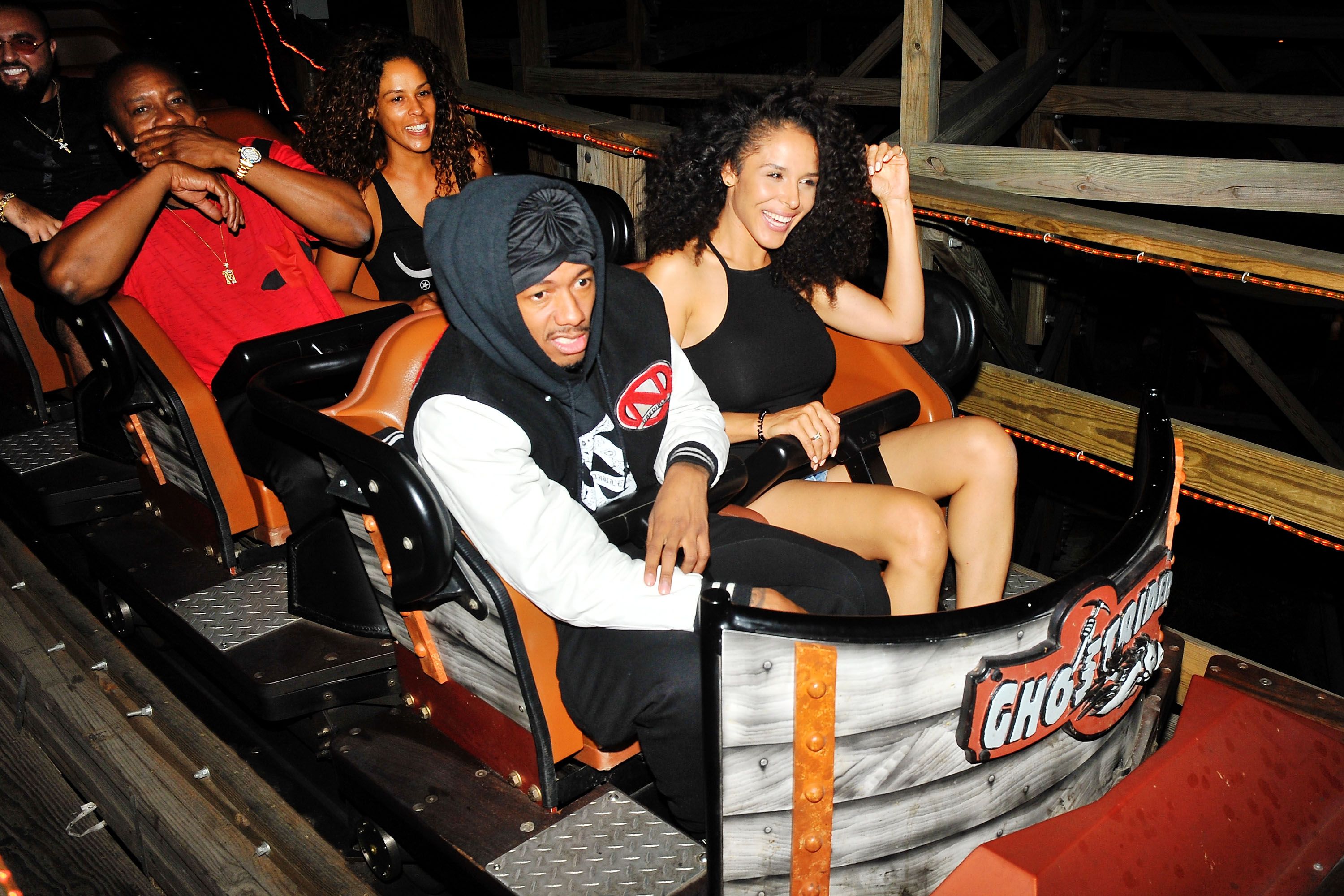 Nick Cannon and Brittany Bell at the "Ghostrider" roller coaster at Knott's Berry Farm on September 1, 2017 in Buena Park, California. | Source: Getty Images