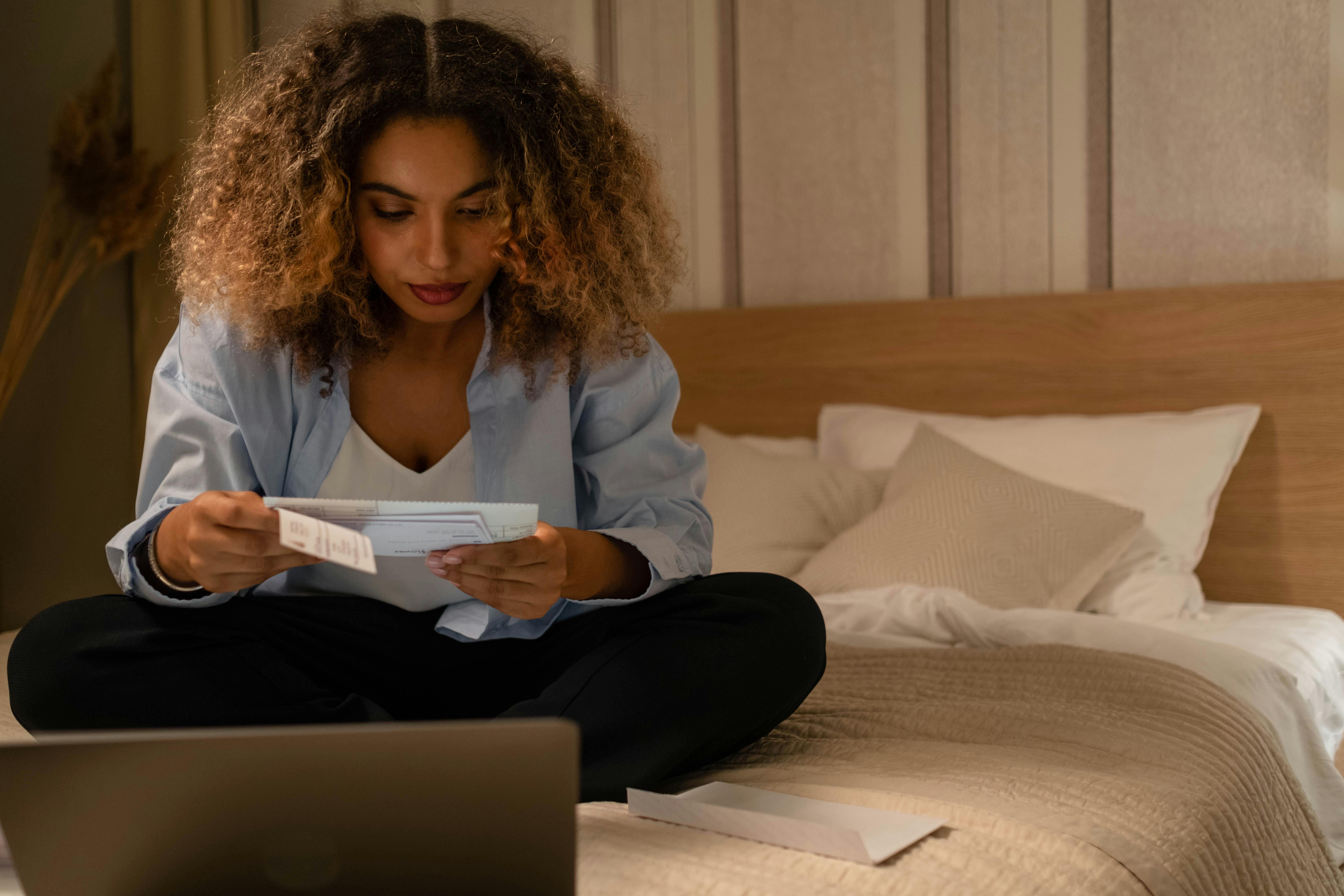 A woman reading a letter in her bedroom | Source: Pexels