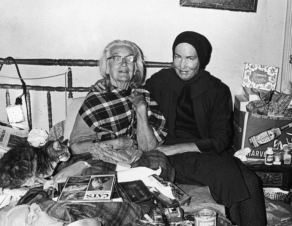 'Little' Edith Bouvier Beale at home with her mother 'Big Edie' in Gray Gardens, a shabby mansion in East Hampton, New York, around 1975 |  Photo: Getty Images