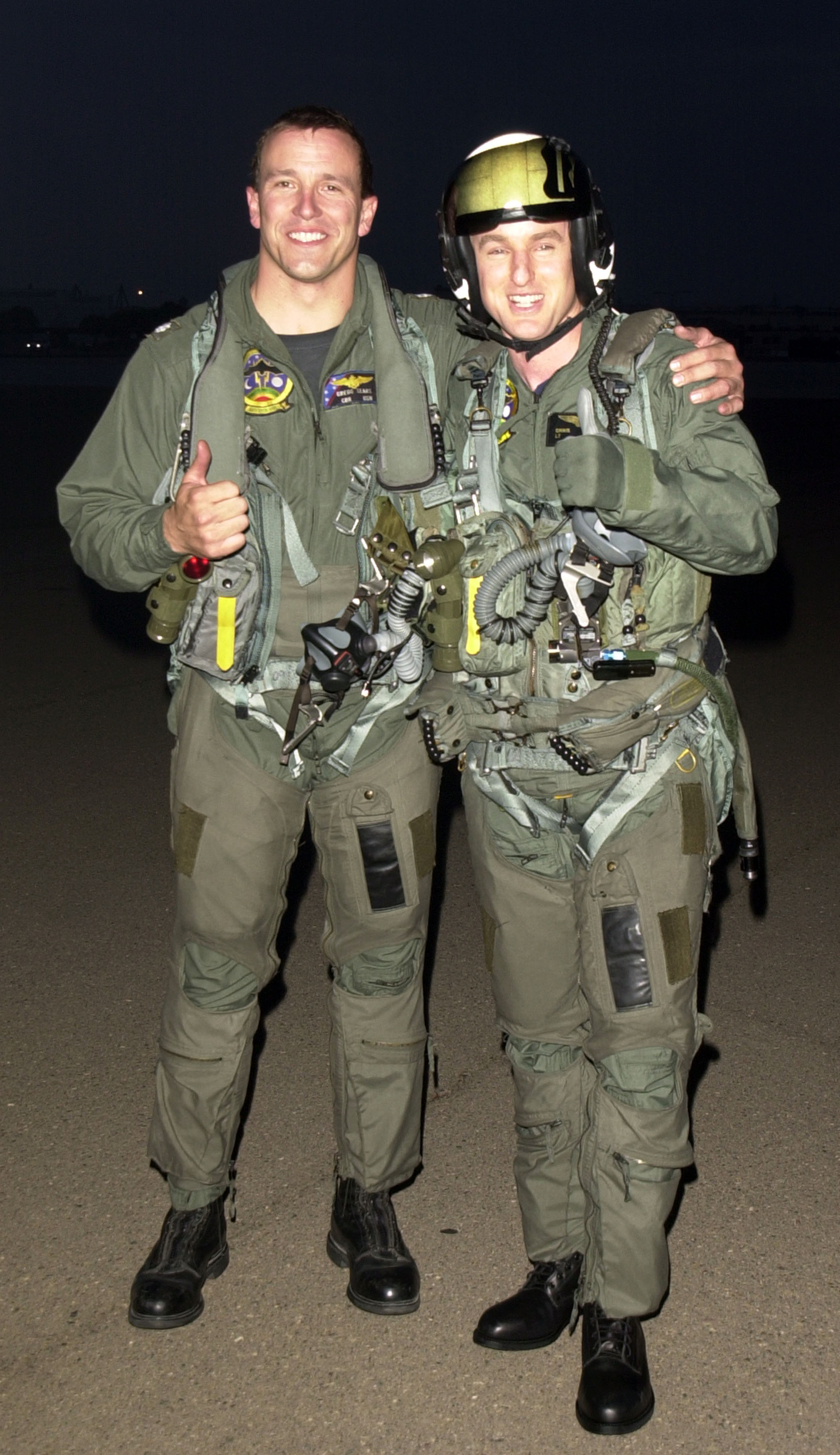 F-18 Pilot Greg Sears and Owen Wilson pose during the "Behind Enemy Lines" Navy Premiere at Naval Air Station North Island in 2001 in Coronado, California. | Source: Getty Images