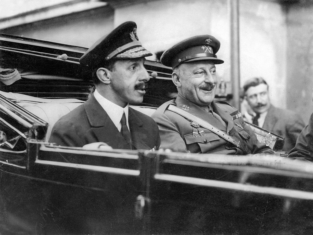 El rey Alfonso XIII en una limusina abierta con el General Miguel Primo de Rivera. Noviembre, 1923. | Foto: Getty Images
