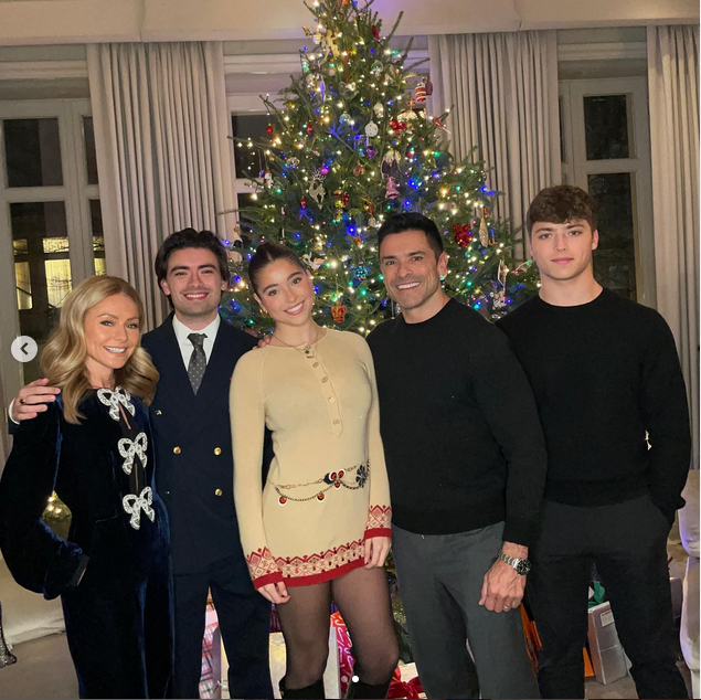 Kelly Ripa and Mark Consuelos with their kids Matthew, Lola, and Joaquin, from a post dated December 25, 2022 | Source: Instagram/kellyripa