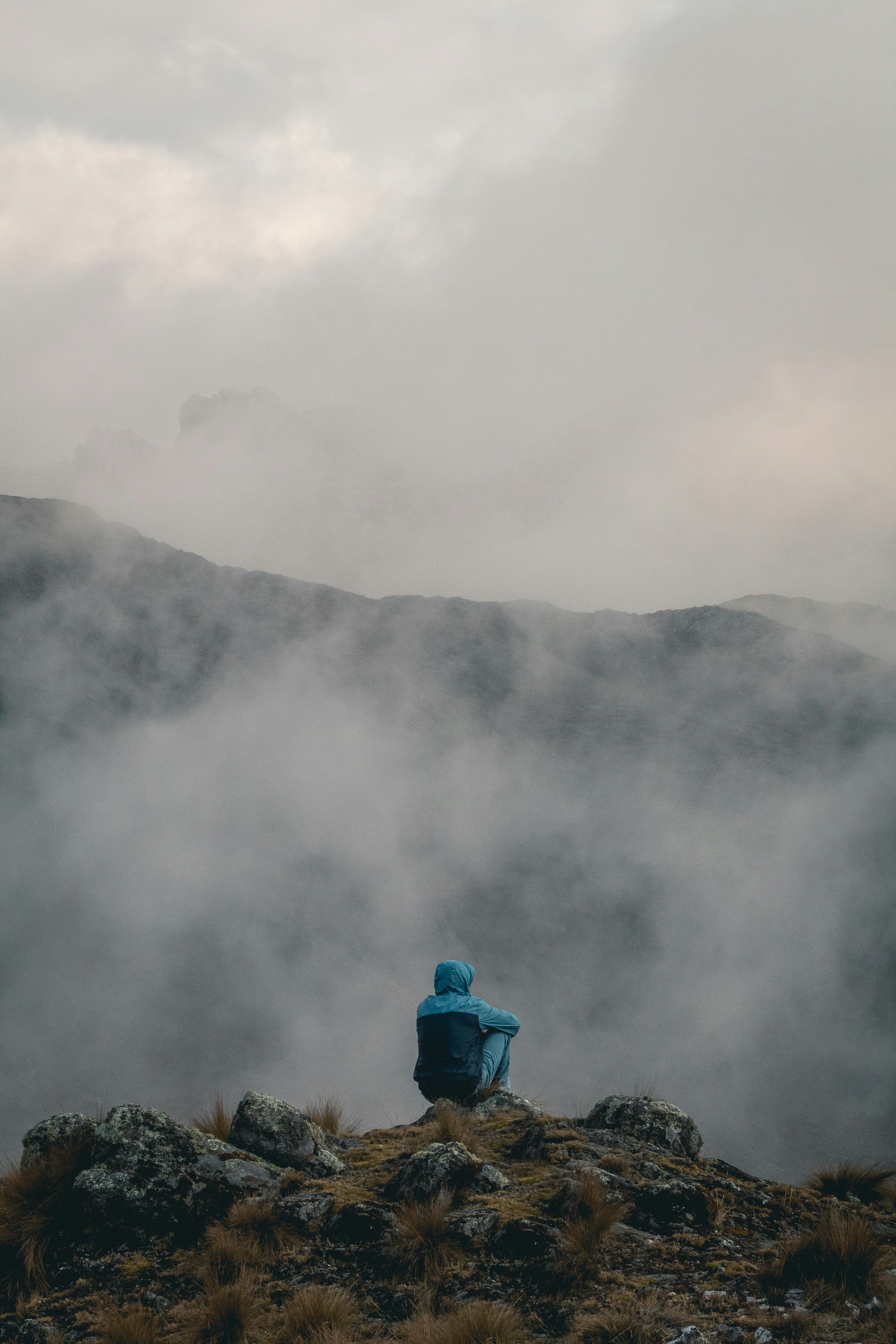 Um homem solitário em uma caminhada | Fonte: Pexels