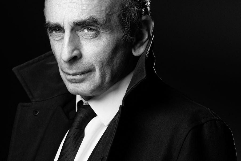 Eric Zemmour pose lors d'une séance photo à Paris le 22 avril 2021. |Photo : Getty Images