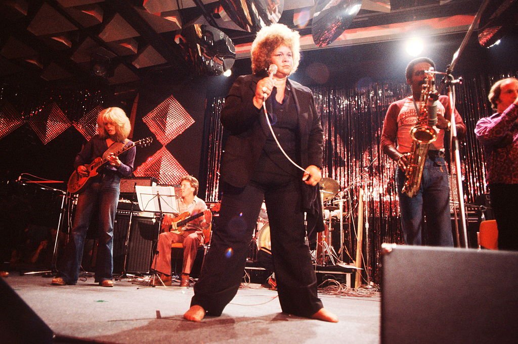 Etta James performs on stage at the Montreux Jazz Festival in 1977. | Photo: Getty Images