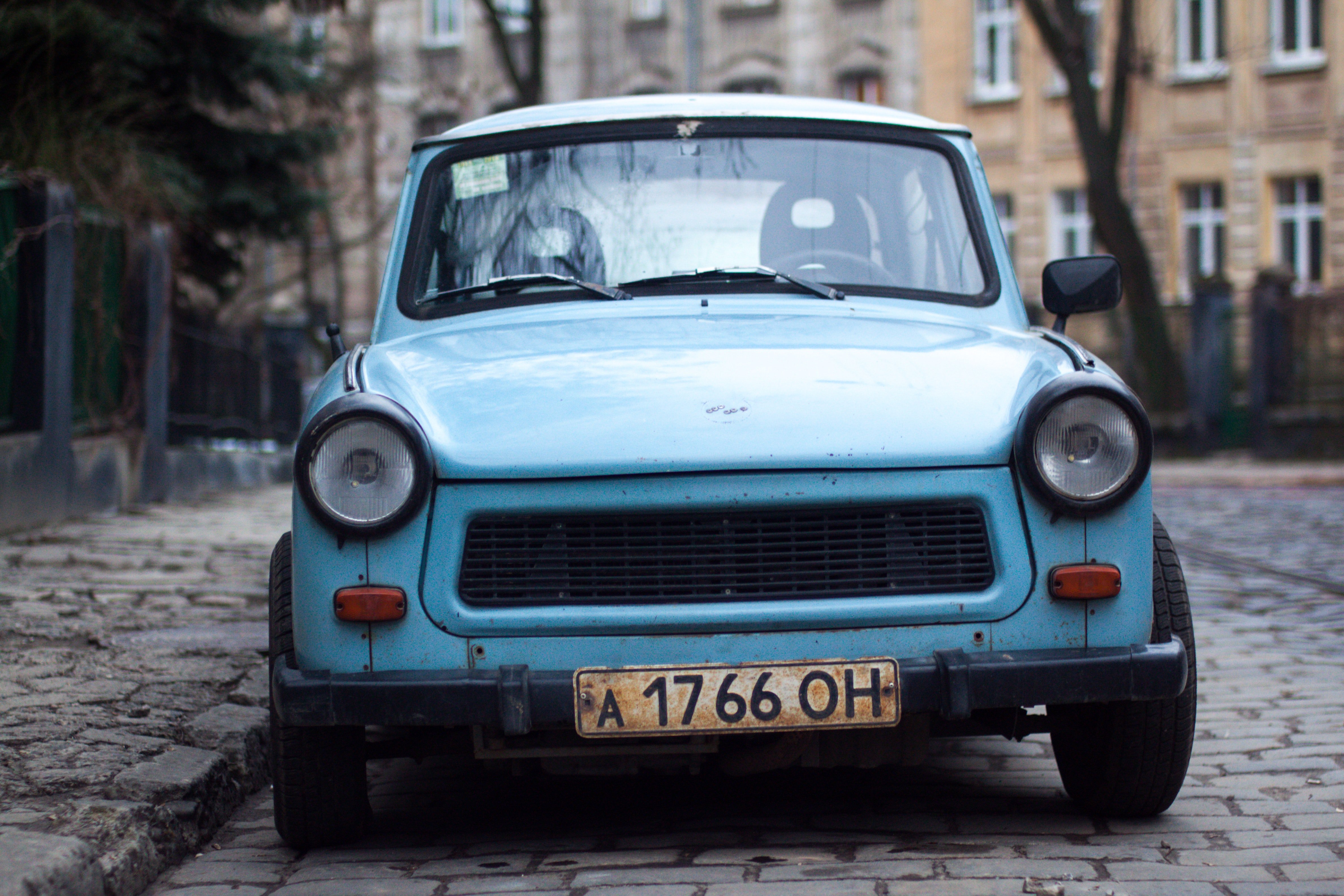 Un vehículo azul. | Foto: Pexels