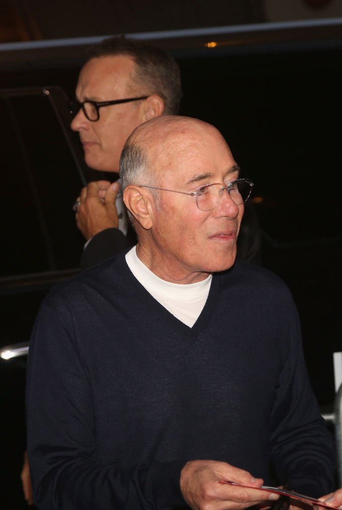Tom Hanks y David Geffen en la apertura de "Springsteen on Broadway" el 12 de octubre de 2017 en Nueva York. | Foto: Getty Images