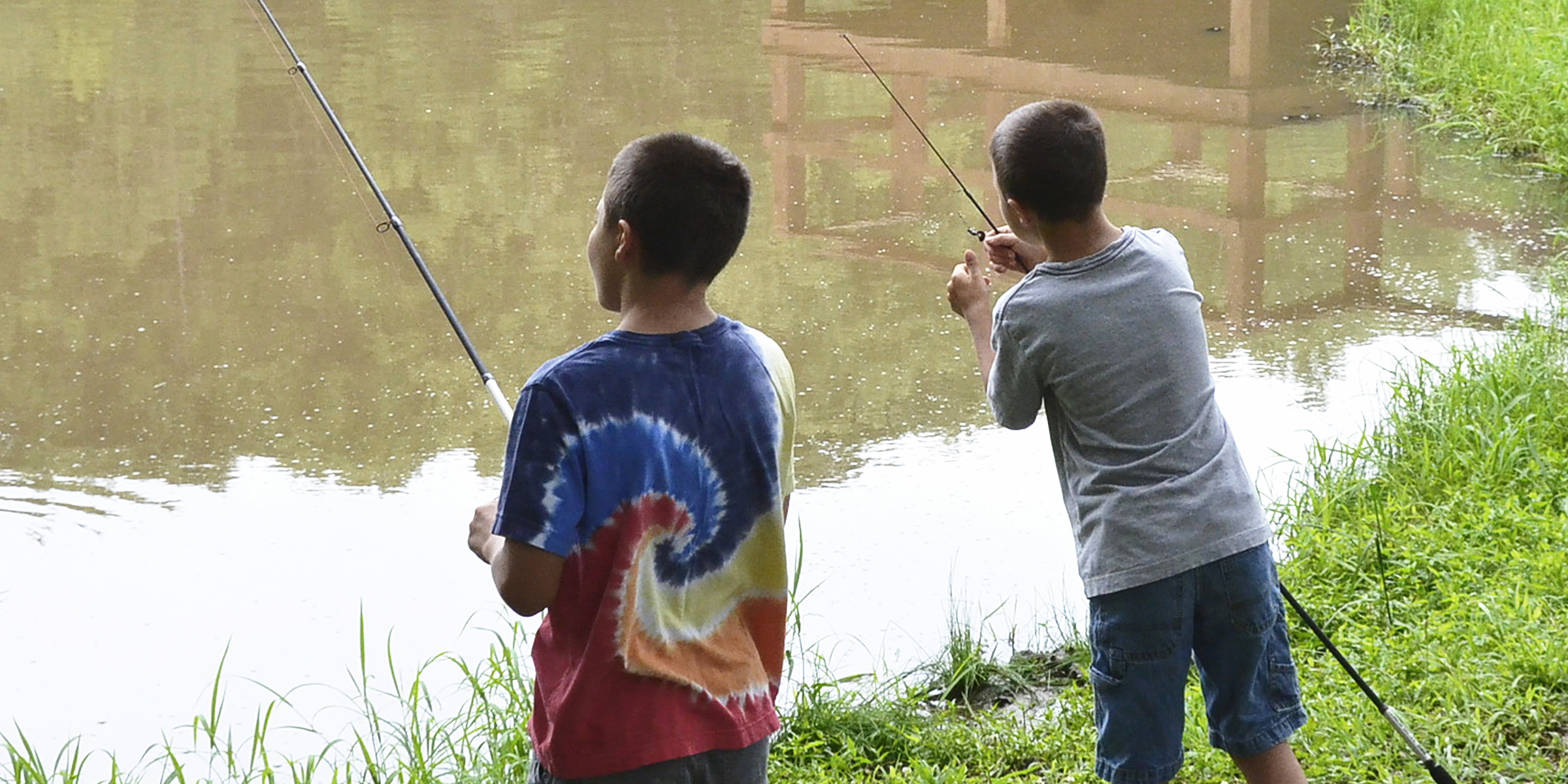 Two boys fishing | Source: Flickr