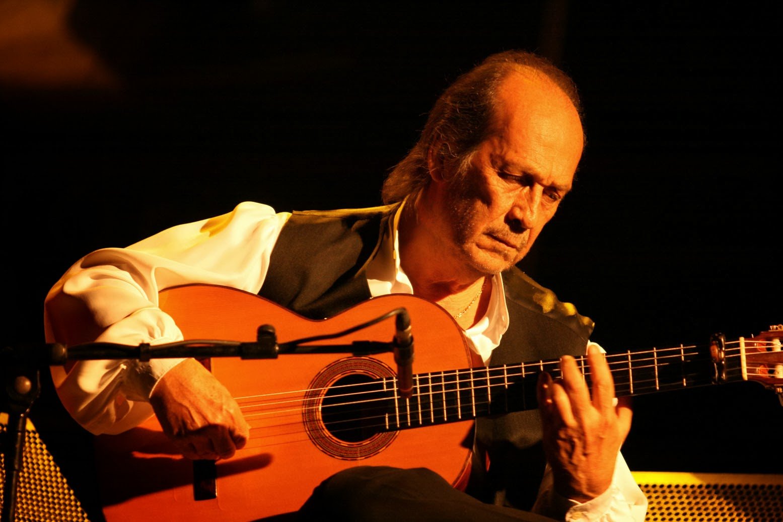 Paco de Lucía en concierto en Azerbaiján en 2016. | Foto: JavidBaku, Paco de Lucia Vitoria 1, CC BY-SA 4.0, Wikimedia Commons Images Paco de Lucía en concierto en Azerbaiján en 2016. | Foto: JavidBaku, Paco de Lucia Vitoria 1, CC BY-SA 4.0, Wikimedia Commons Images