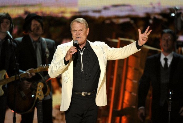 Glen Campbell lors de la 54e édition des GRAMMY Awards au Staples Center le 12 février 2012 à Los Angeles, Californie. | Photo : Getty Images Glen Campbell lors de la 54e édition des GRAMMY Awards au Staples Center le 12 février 2012 à Los Angeles, Californie. | Photo : Getty Images