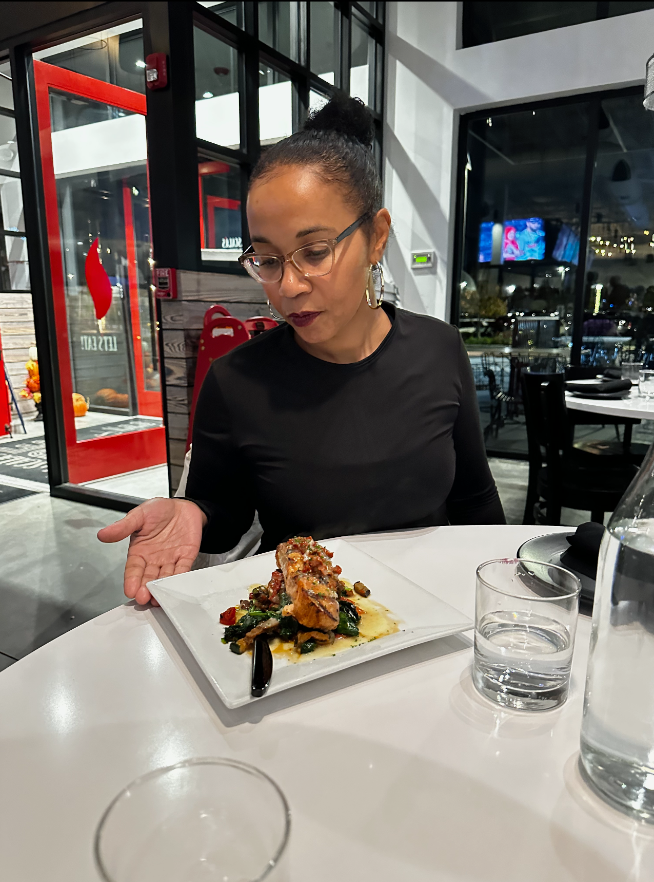 Monica Morris at a restaurant | Source: GoFundMe