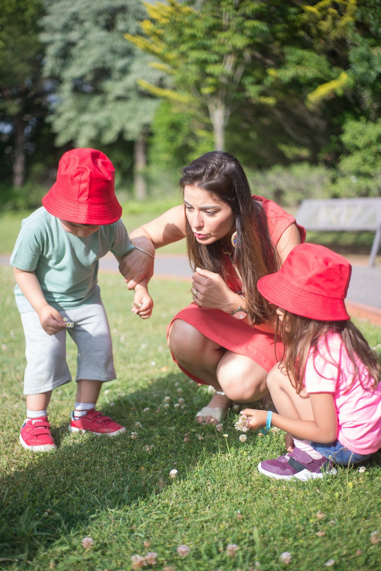 Woman having fun and playing with kids | Photo: Pexels