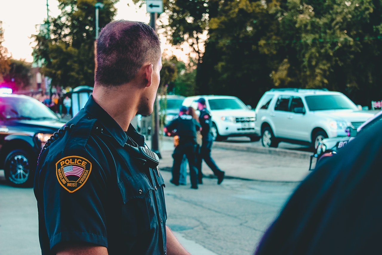 Side view of a police officer | Photo: Pexels