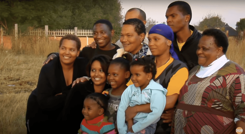 Sandra mit ihrer schwarzen Familie. | Quelle: YouTube.com/Our Life