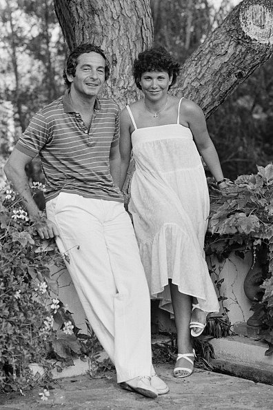 Le journaliste français Ivan Levaï avec sa femme journaliste et animatrice de télévision Anne Sinclair en vacances à Sainte-Maxime. | Photo : Getty Images