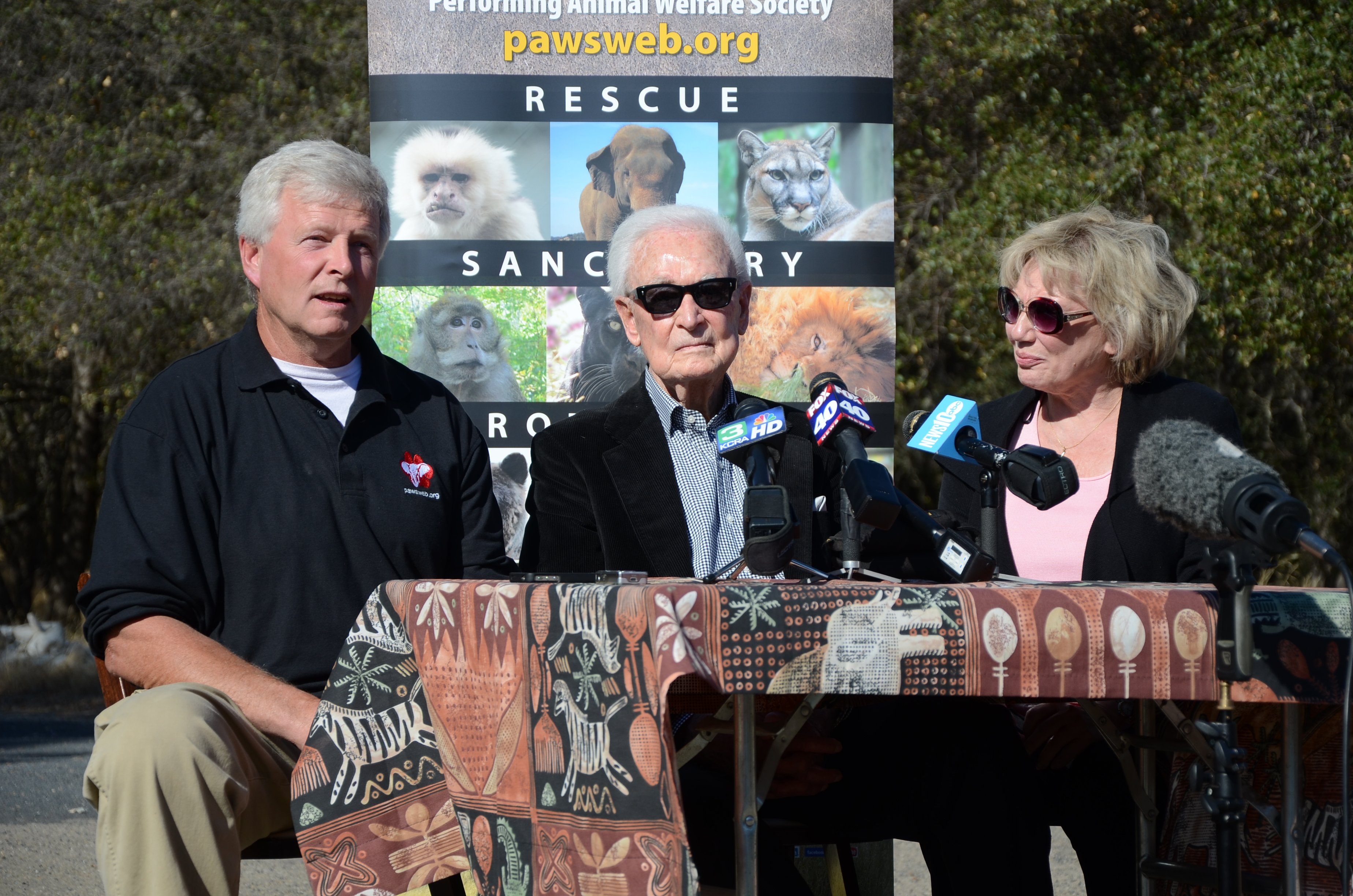PAWS co-founder Ed Stewart (left) held a news conference with Bob Barker, who funded the elephants' trip to PAWS, and animal rights activist Nancy Burnet, Barker's partner, on October 21, 2013. | Source: Getty Images
