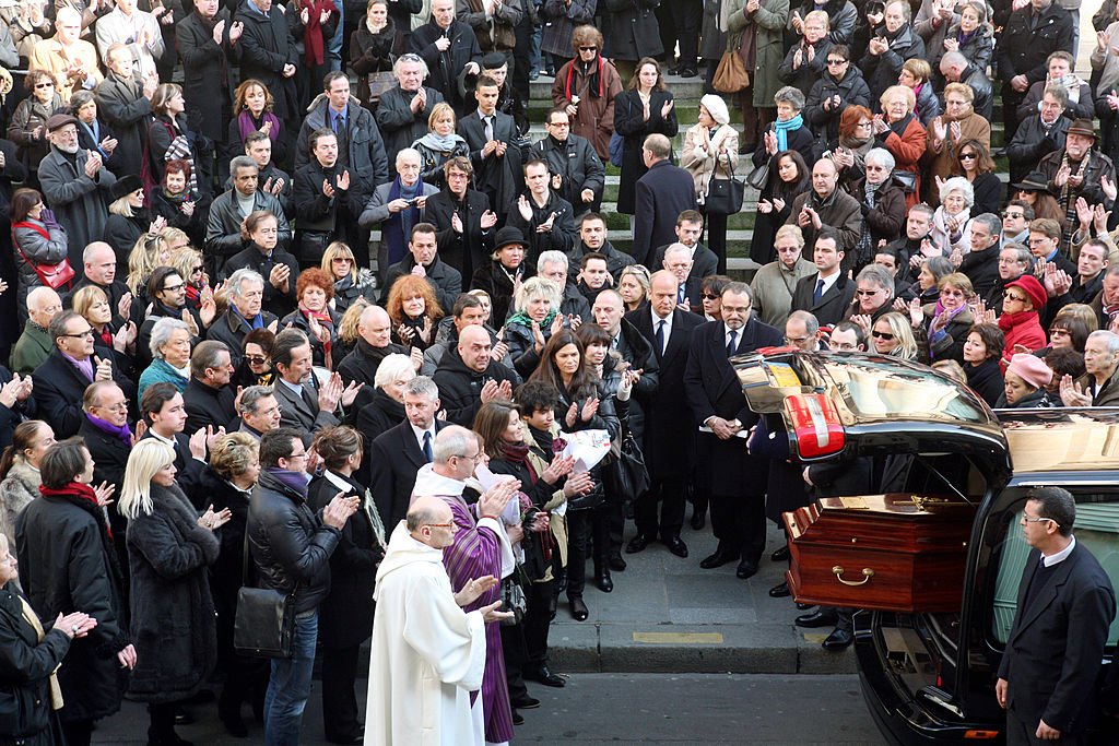 Une foule immense aux obsèques d'Annie Girardot. | Photo : Getty Images