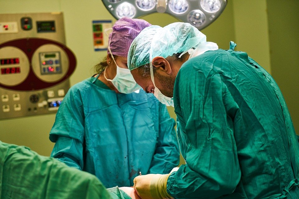 Médicos en la sala de cirugía. | Foto: Pixabay