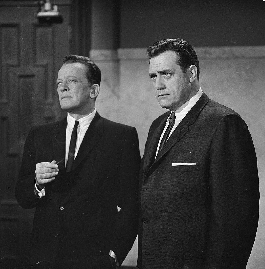 William Talman as District Attorney Hamilton Burger and Raymon Burr as Perry Mason on the "PERRY MASON" show on November 8, 1962. | Photo: Getty Images 