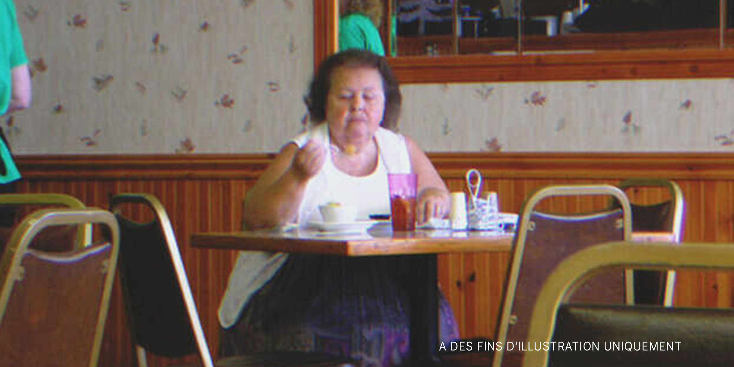 Une femme mangeant dans un restaurant | Source : Flickr / joguldi (CC BY 2.0)