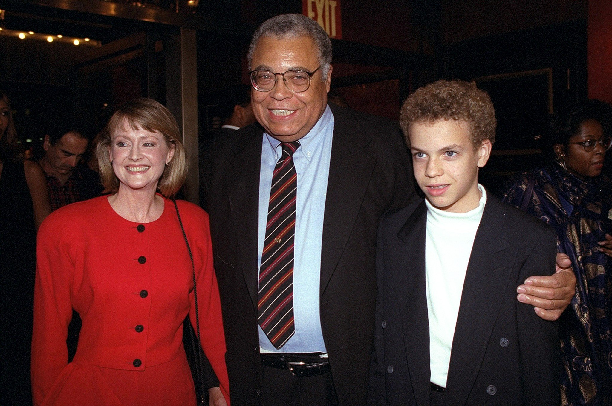 James Earl Jones, his wife Cecilia, and son, Flynn, arrive at the Ziegfeld Theater for the world premiere of ''Cry, The Beloved Country'' on October 24, 1995  | Source: Getty Images