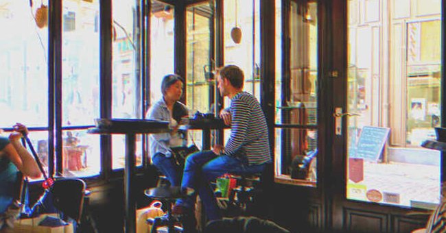 Una pareja conversa en una cafetería. | Foto: Shutterstock