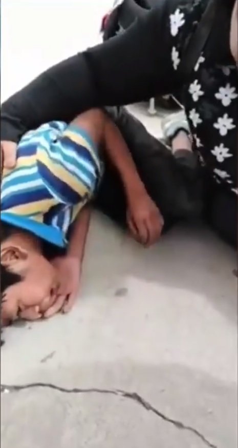 Óscar Ordoñez López siendo auxiliado por adultos después de una golpiza. Fuente: Facebook / MWM SYSTEMS Óscar Ordoñez López siendo auxiliado por adultos después de una golpiza. Fuente: Facebook / MWM SYSTEMS