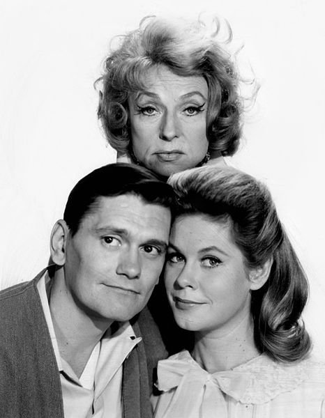 Foto principal del reparto del estreno del programa de televisión 'Hechizada'. En la parte superior está Agnes Moorehead como Endora, la madre de Samantha Stephens. A la izquierda está Dick York como Darrin Stephens, y a la derecha está Elizabeth Montgomery como su esposa, Samantha. | Foto: Wikimedia Commons 