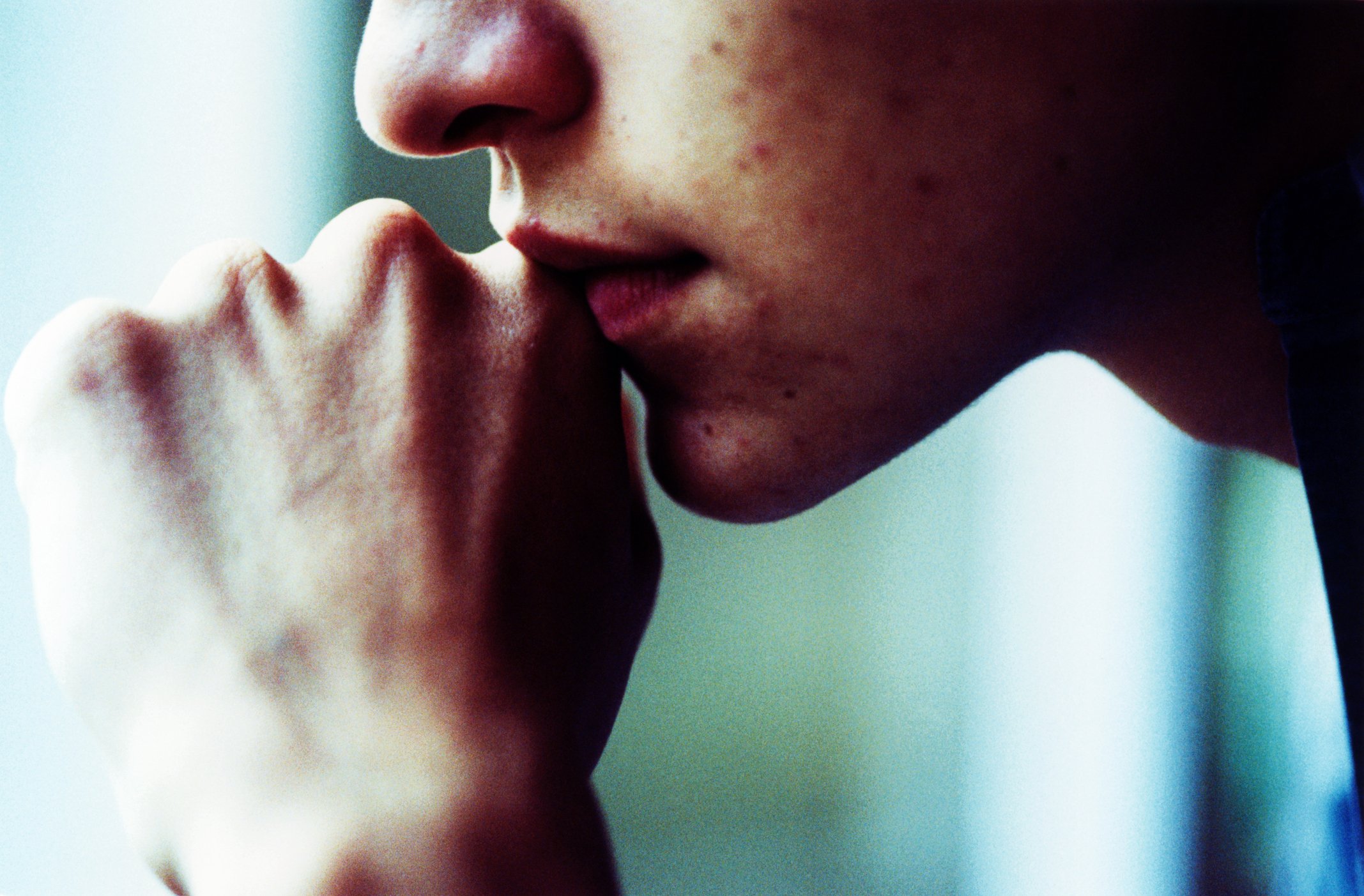 Picture of a worried boy resting his chin on his fist. | Photo: Getty Images