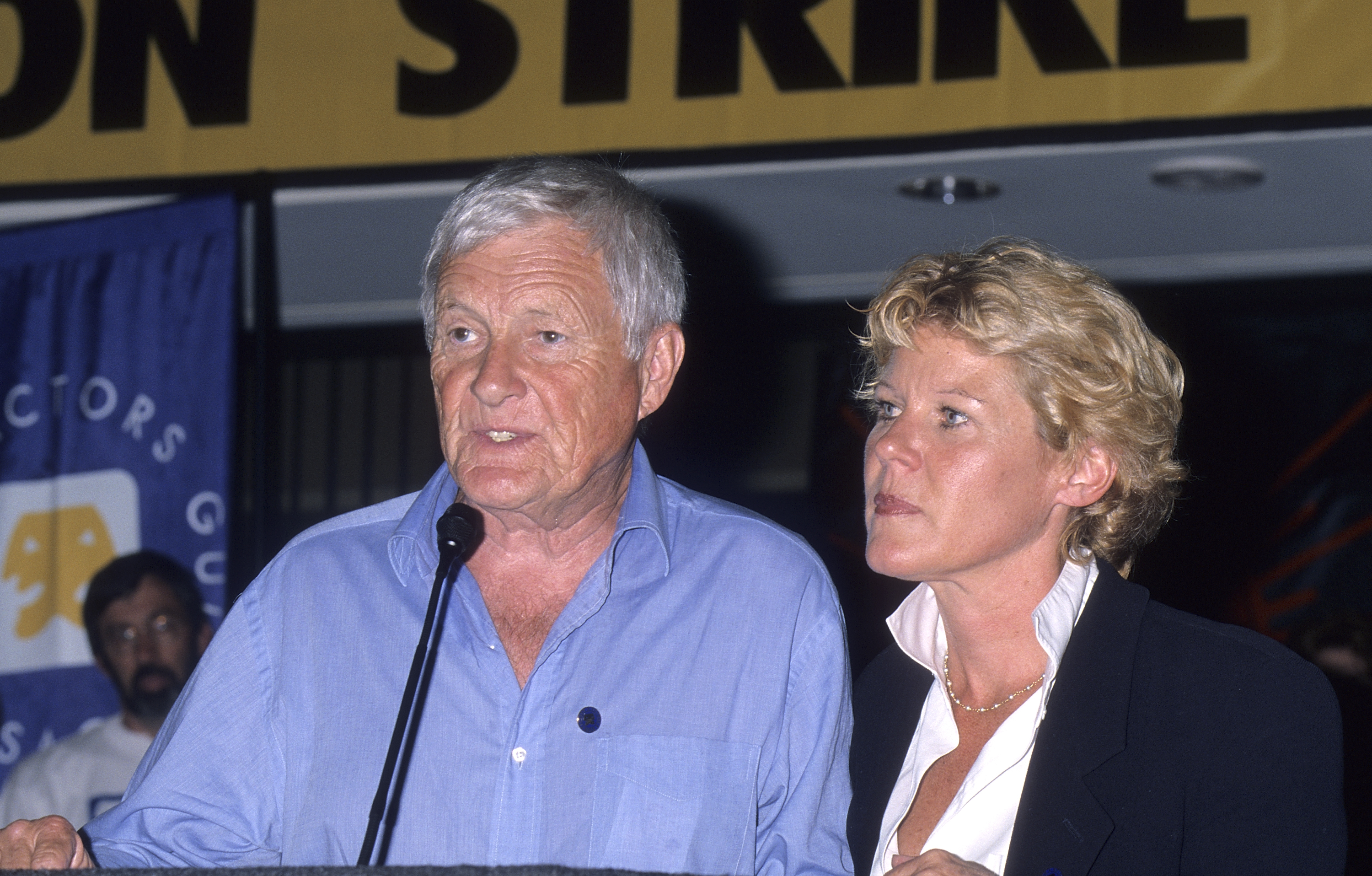 Orson Bean and Alley Mills at the Screen Actors Guild Rally & Press Conference on June 13, 2000, in Los Angeles, California | Source: Getty Images